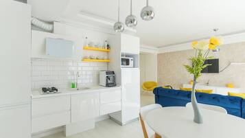 Deluxe appartement, balkon, uitzicht op zee | Privékeuken | Een espressoapparaat, een koffiezetapparaat/waterkoker, een kinderstoel