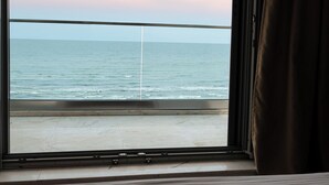 A hotel room with a large window overlooking the sea. - Wave 2 Promenada Apartments (Mamaia-Sat)