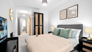 2 bedrooms, iron/ironing board, free WiFi, bed sheets