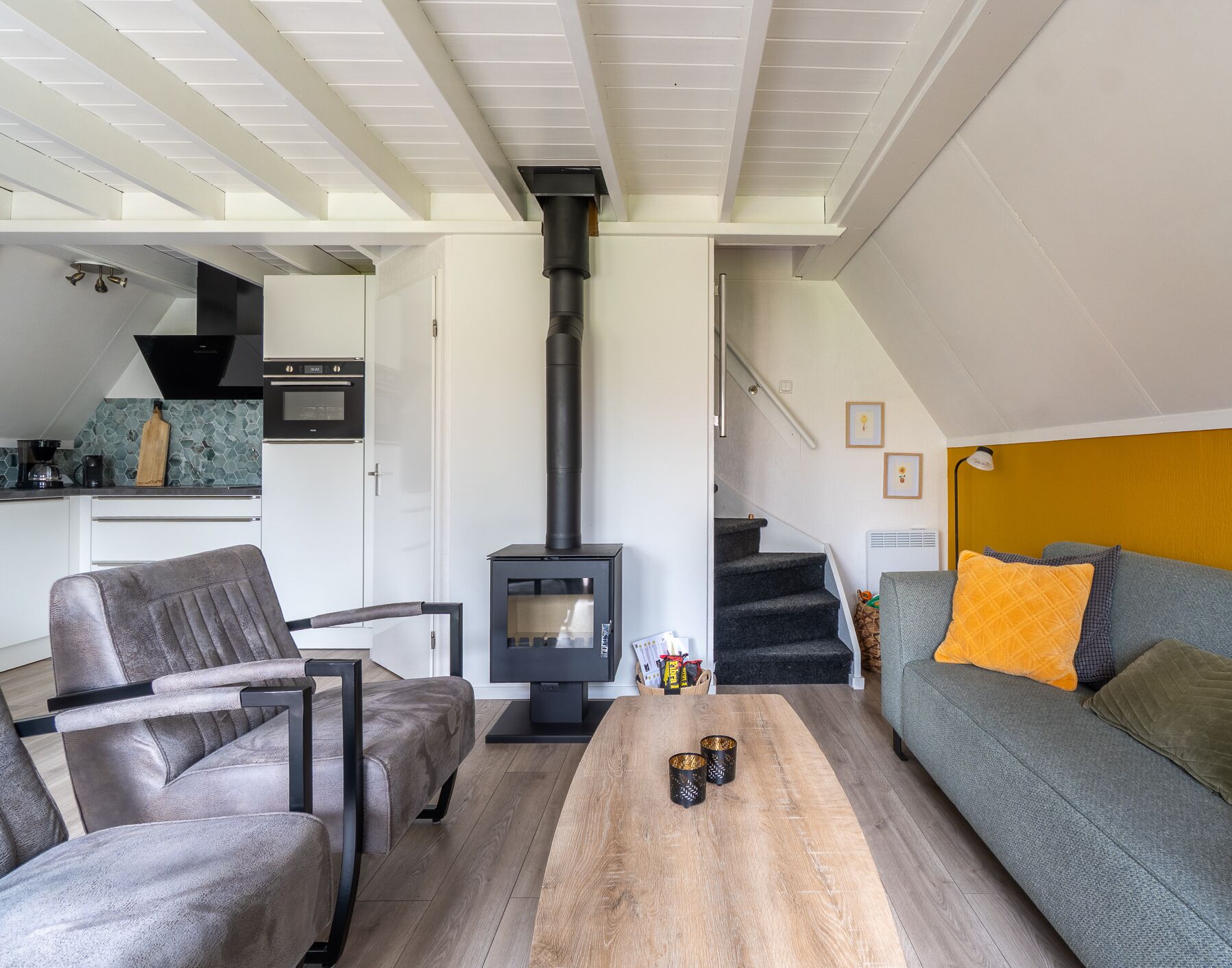 Een televisie, een open haard en boeken