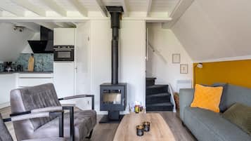 Een televisie, een open haard en boeken