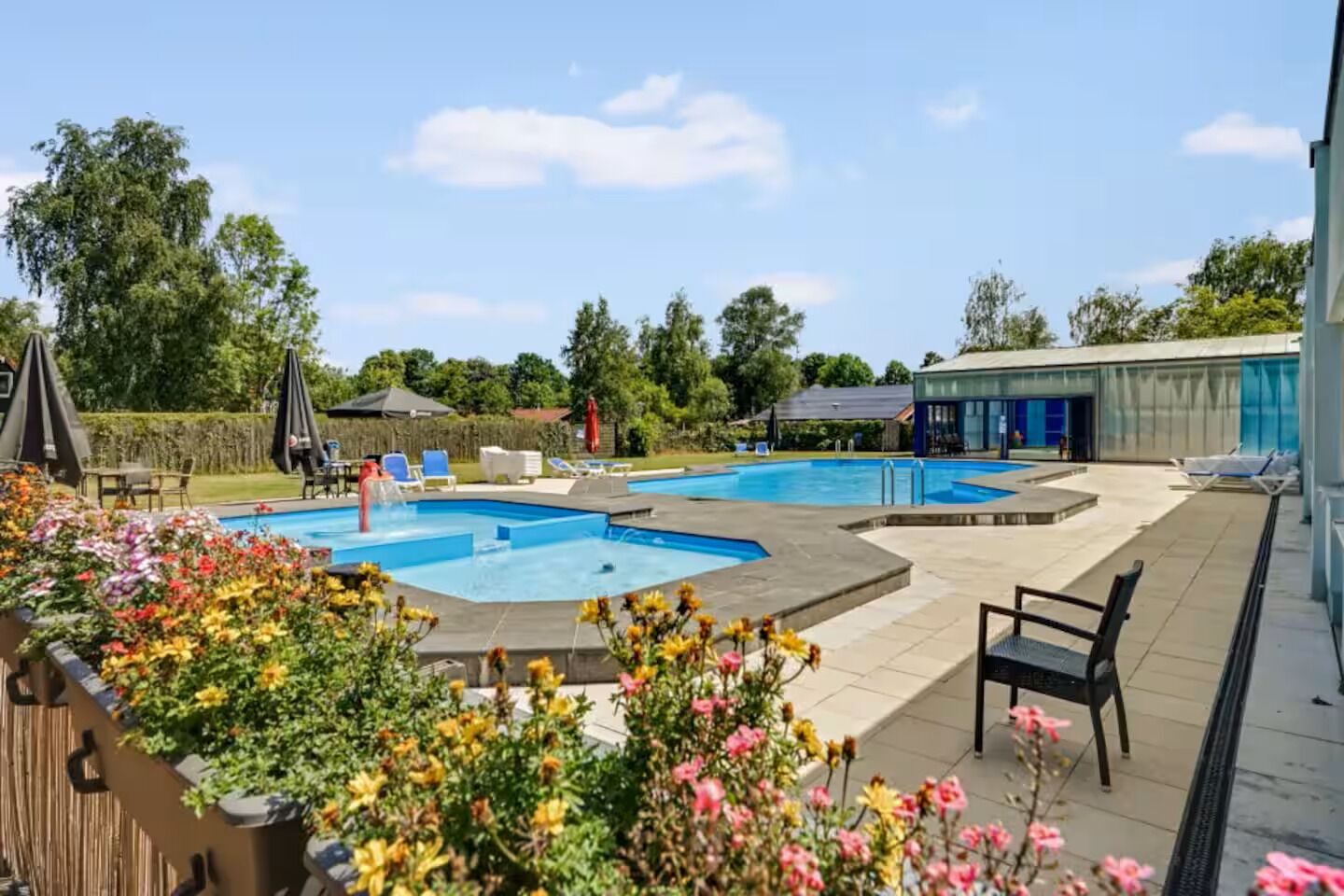 Een buitenzwembad, een verwarmd zwembad