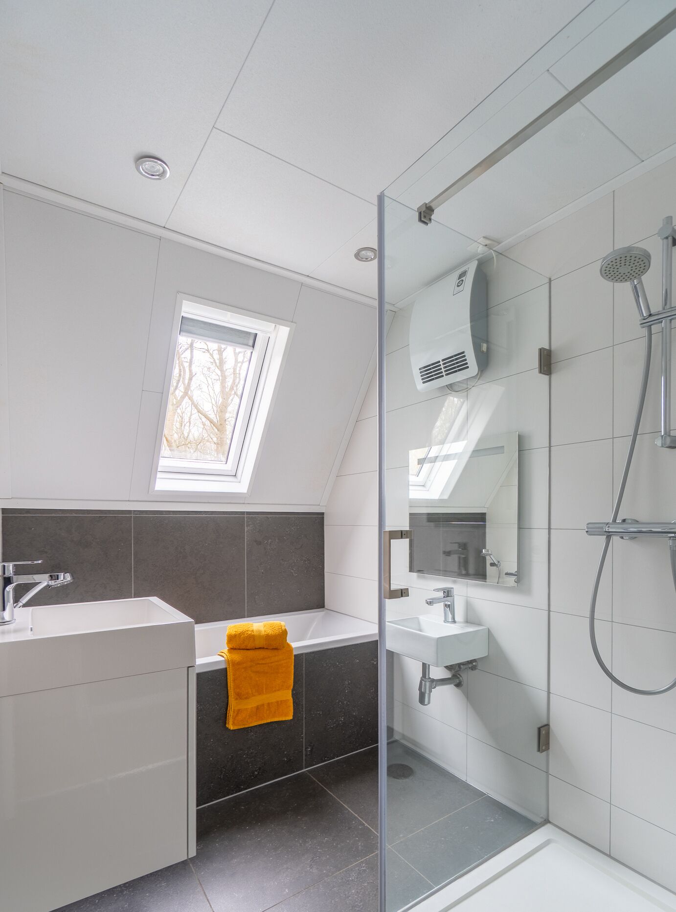 Een haardroger, handdoeken, toiletpapier
