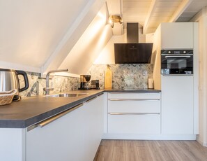 Een koelkast, een magnetron, een oven, een kookplaat