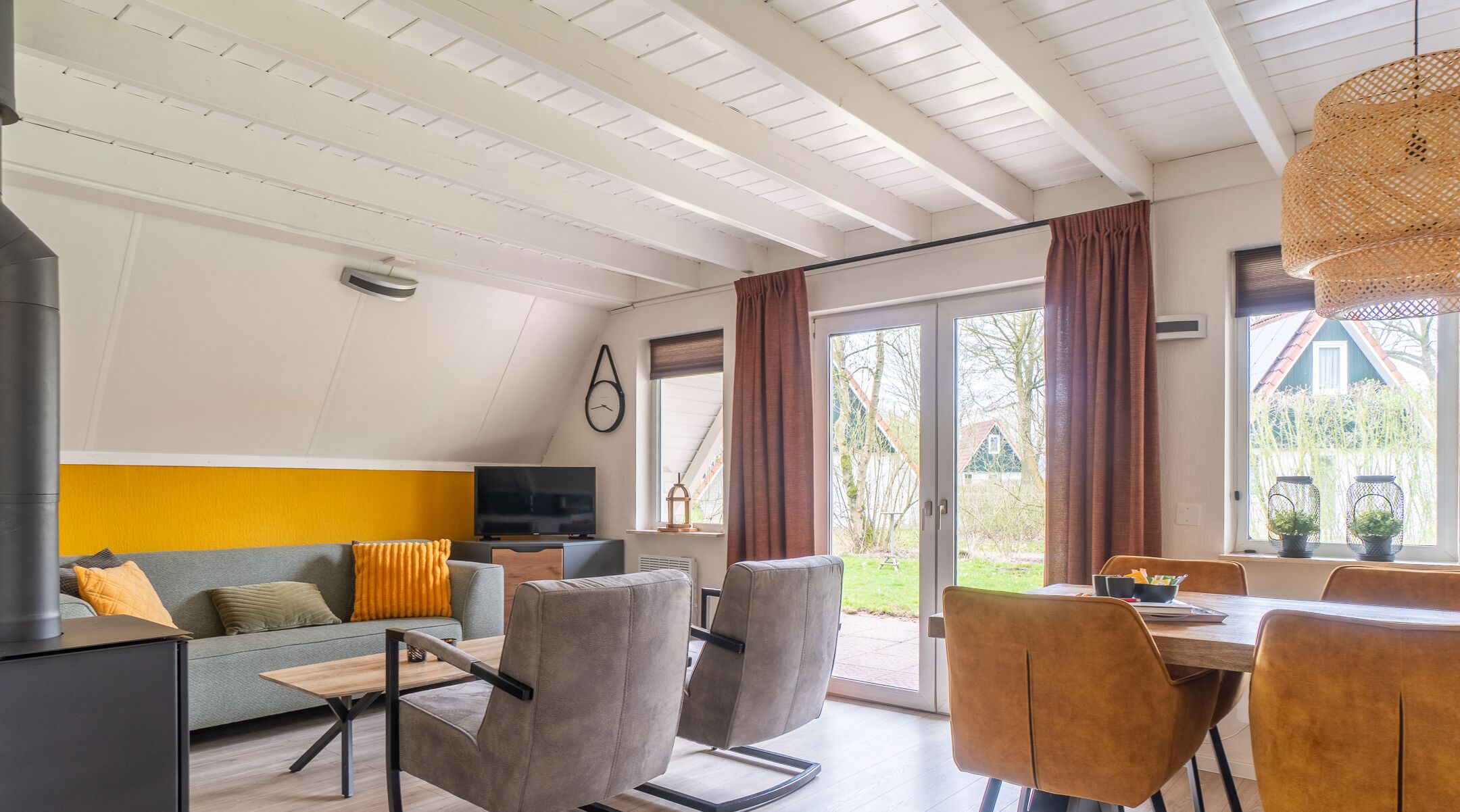 Een televisie, een open haard en boeken