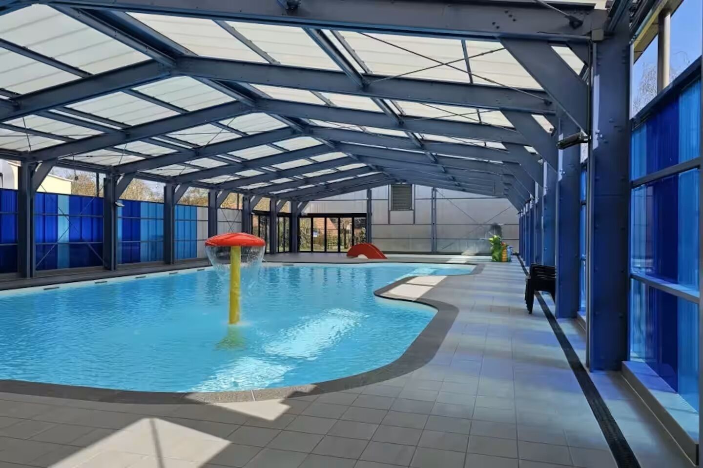 室外游泳池，恒温泳池