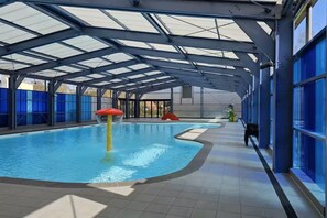 Een buitenzwembad, een verwarmd zwembad