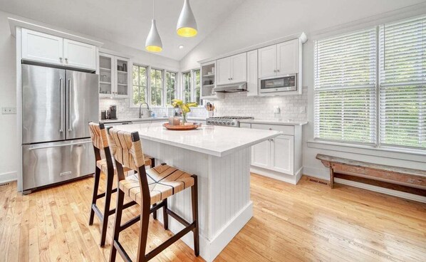 Microwave, oven, dishwasher, coffee/tea maker