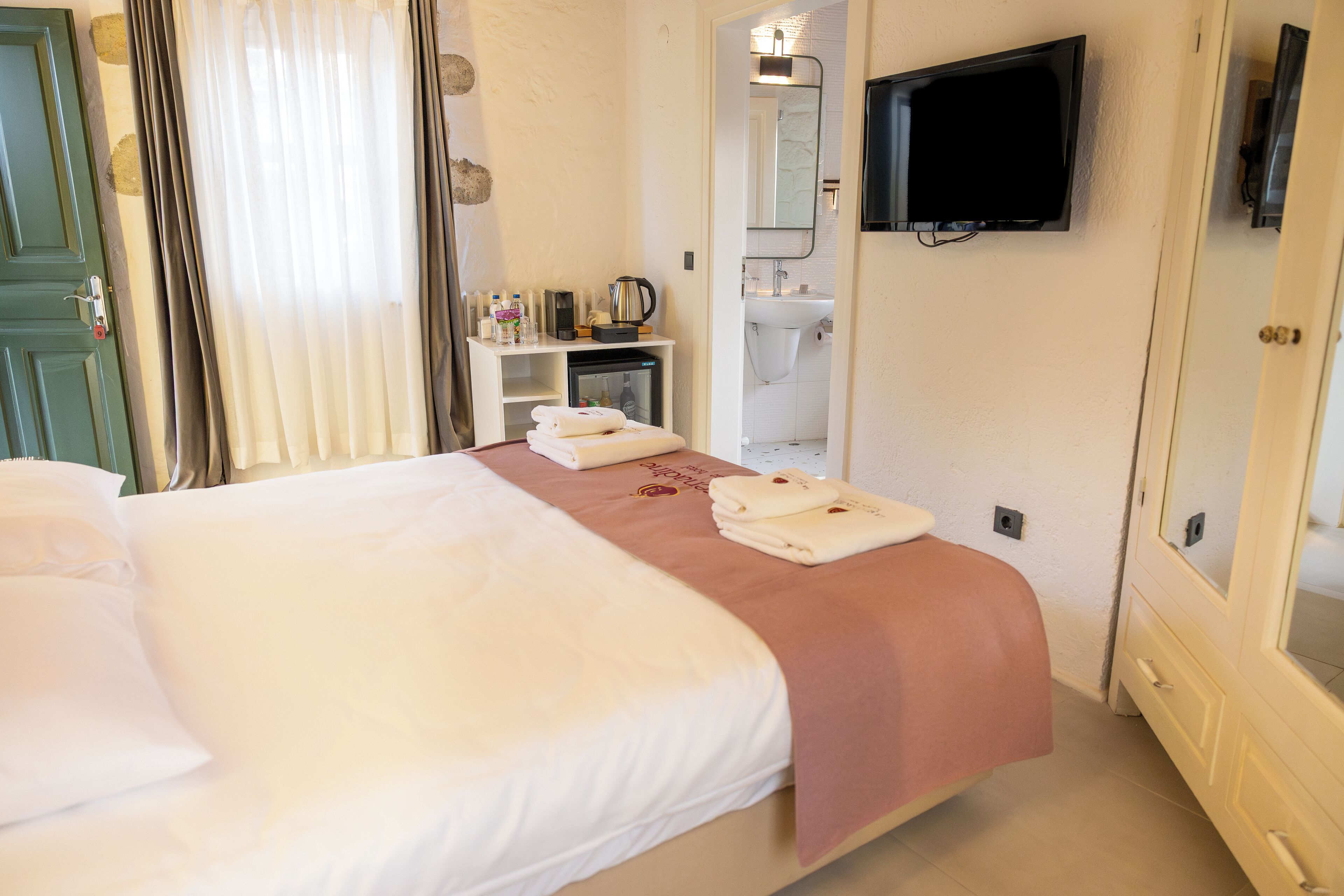 デラッ クス ルーム | ミニバー、セーフティボックス (室内)、WiFi (無料)、ベッドシーツ