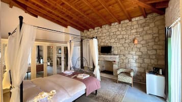 Suite, balcón, vistas a la piscina | 1 dormitorio, minibar, caja fuerte y wifi gratis