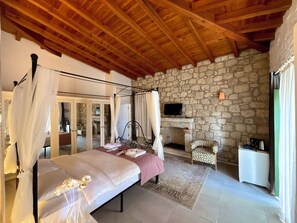 Suíte, sacada, vista para a piscina | 1 quarto, frigobar, cofres nos quartos, Wi-Fi de cortesia