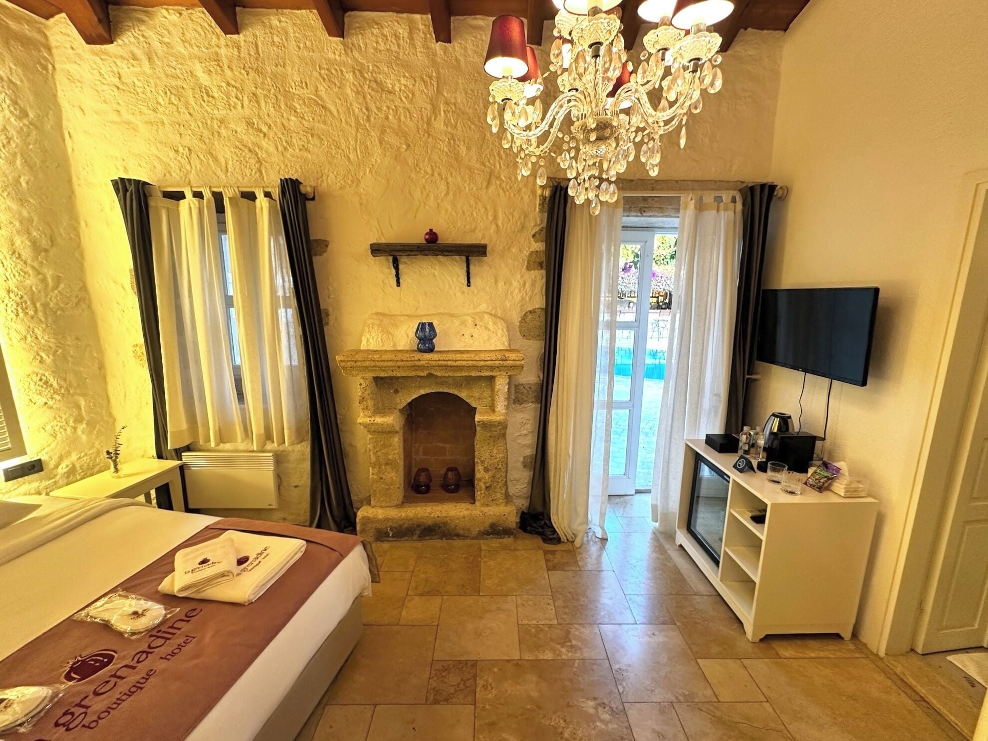 スタンダード ダブルルーム プールビュー | ミニバー、セーフティボックス (室内)、WiFi (無料)、ベッドシーツ