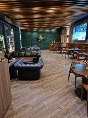 Appartement, plusieurs chambres, fumeur, piscine privée | Bar-salon
