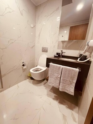 อพาร์ทเมนท์, หลายห้องนอน, สูบบุหรี่ได้, สระว่ายน้ำส่วนตัว | ห้องน้ำ