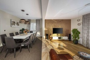 Vila, 6 quartos, acessível, para fumantes | Sala de jantar