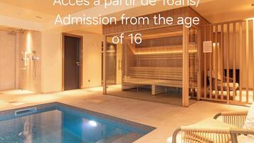 Piscine couverte, accès possible de 10 h 00 à 20 h 00, chaises longues