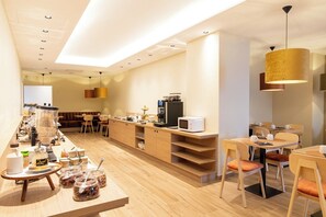 每日供应欧陆式早餐（每人 EUR 18）