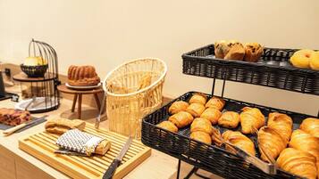 Petit déjeuner continental (15 EUR par personne)