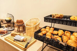 Kontinental morgenmad hver dag (15 EUR pr. person)