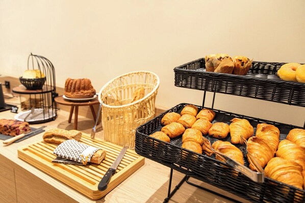 Daily continental breakfast (EUR 18 per person)