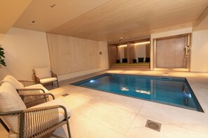 室内游泳池，10:00 至 20:00 开放，日光浴躺椅