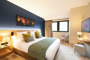 高级双人房或双床房 | 高档床上用品、客房内保险箱、遮光窗帘、隔音