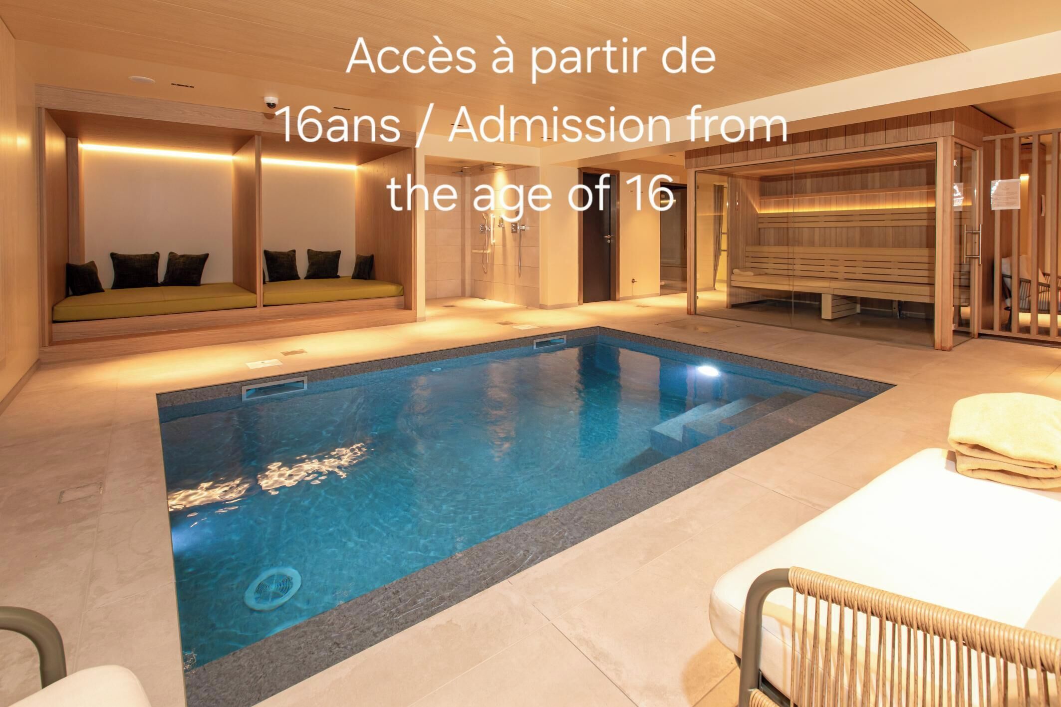 屋内プール、営業時間 10:00 ～ 20:00、サンラウンジャー