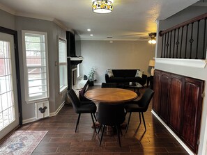 Dining - Paradise! Pool! Great Location! (San Antonio)