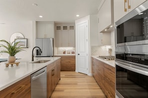 Maison mitoyenne, 4 chambres | Cuisine privée | Réfrigérateur, four, cafetière/bouilloire, grille-pain