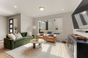 ทาวน์โฮม, 4 ห้องนอน | บริเวณนั่งเล่น | สมาร์ททีวี