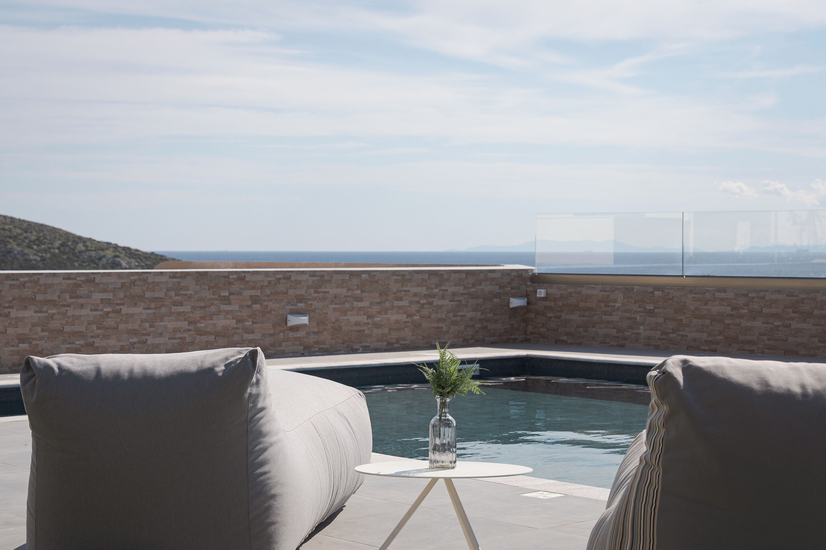 季節性室外游泳池，提供日光浴躺椅