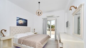 Een slaapkamer met een bed, nachtkastje, stoel en bureau.
