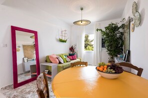 House | 2 bedrooms, desk