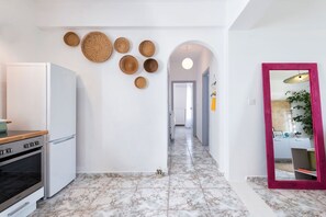 House | 2 bedrooms, desk