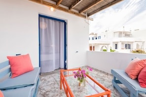 House | 2 bedrooms, desk