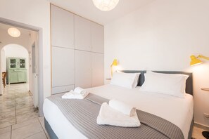 House | 2 bedrooms, desk