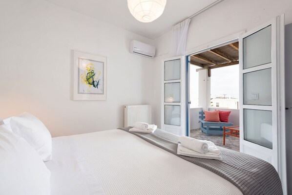 House | 2 bedrooms, desk