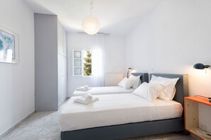 2 bedrooms, desk