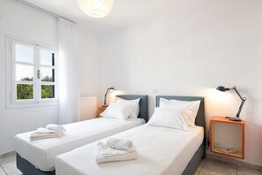 2 bedrooms, desk