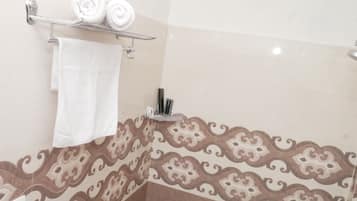 Ducha, pantuflas, toallas, jabón