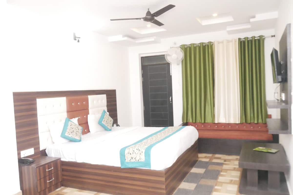Chambre Deluxe double ou avec lits jumeaux, balcon, vue sur la colline | Fer et planche à repasser, accès au Wi-Fi (inclus)