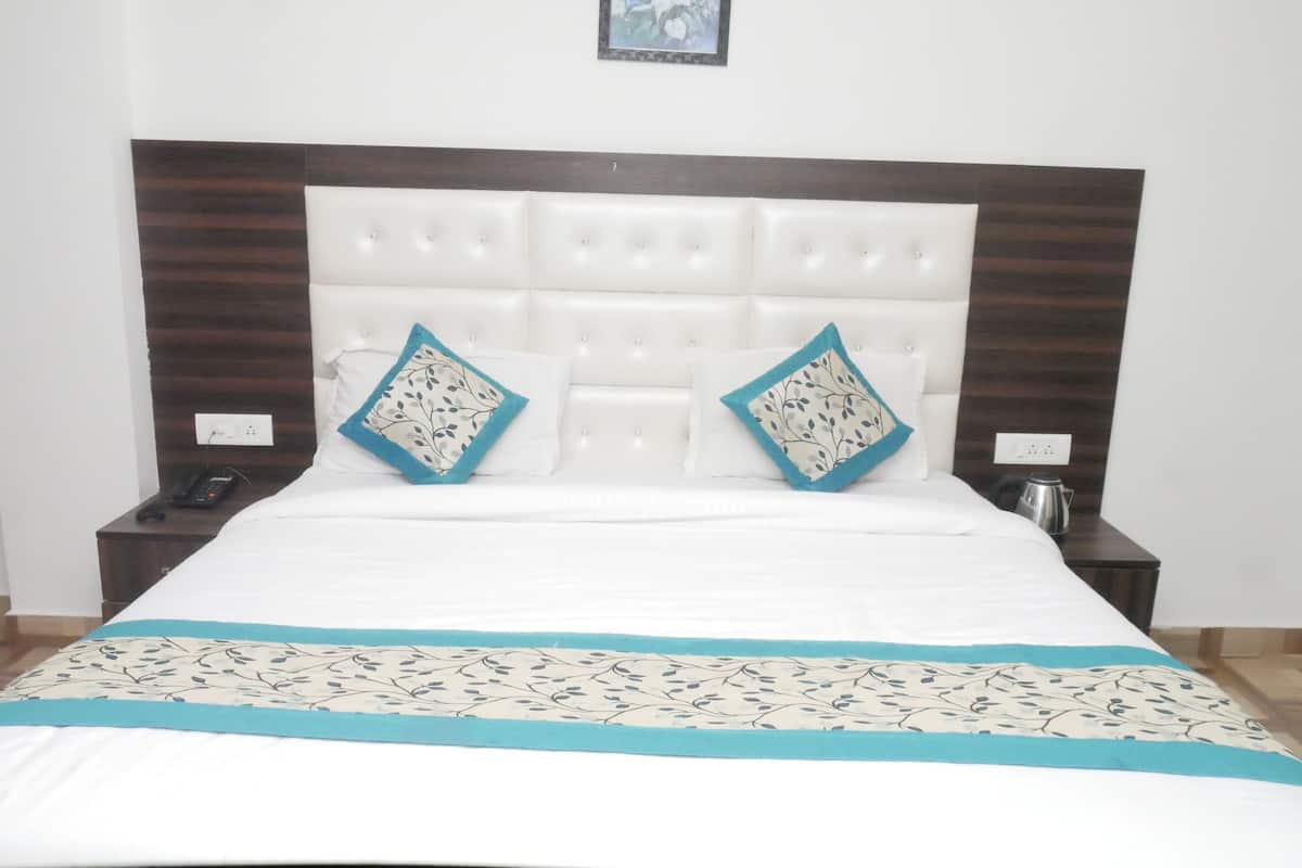 Chambre Deluxe double, balcon, vue sur la montagne | Fer et planche à repasser, accès au Wi-Fi (inclus)