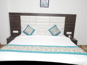 Quarto casal luxo, sacada, vista para a montanha | Ferros/tábuas de passar roupa, Wi-Fi de cortesia