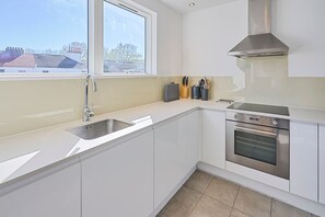 Køleskab, mikrobølgeovn, ovn, kogeplade