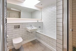 Shower, hair dryer, towels, shampoo - Host & Stay | Palm Penthouse (Brighton and Hove)