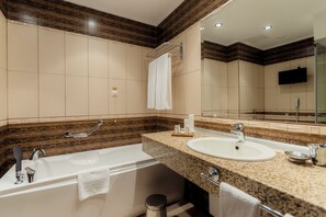 Separate bathtub and shower, free toiletries, hair dryer, bathrobes - Hotel Palace Marina Dinevi (Sveti Vlas)