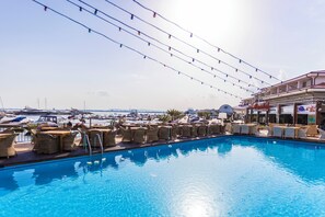 Sæsonbestemt udendørs pool