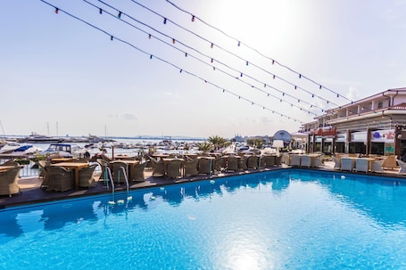 Seasonal outdoor pool. Hotel Palace Marina Dinevi