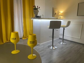 Deluxe Suite | Living area | 60-inch Smart TV with digital channels - Le Suite Del Lungomare Catania (Catania)