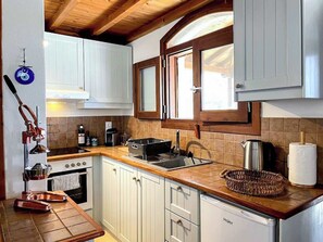 Refrigerador, horno, placa de cocina, cafetera/tetera